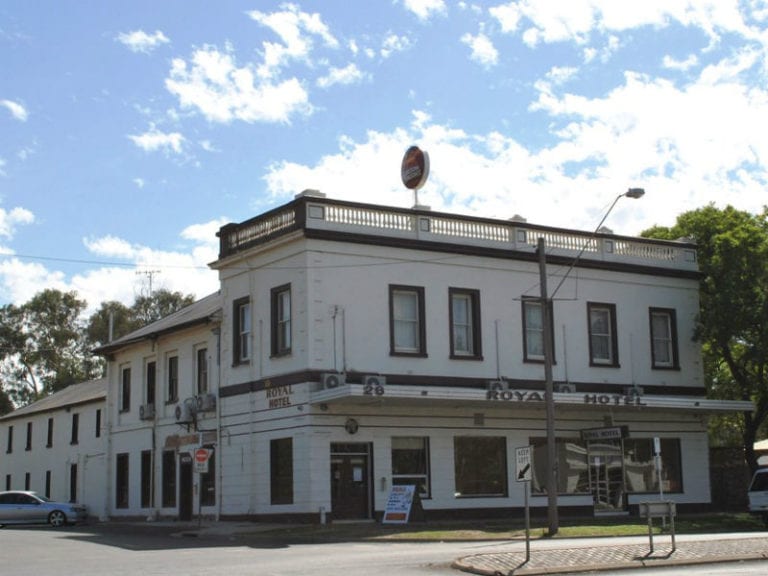 Royal Hotel Seymour Dog Friendly Pub 1 86 768x576