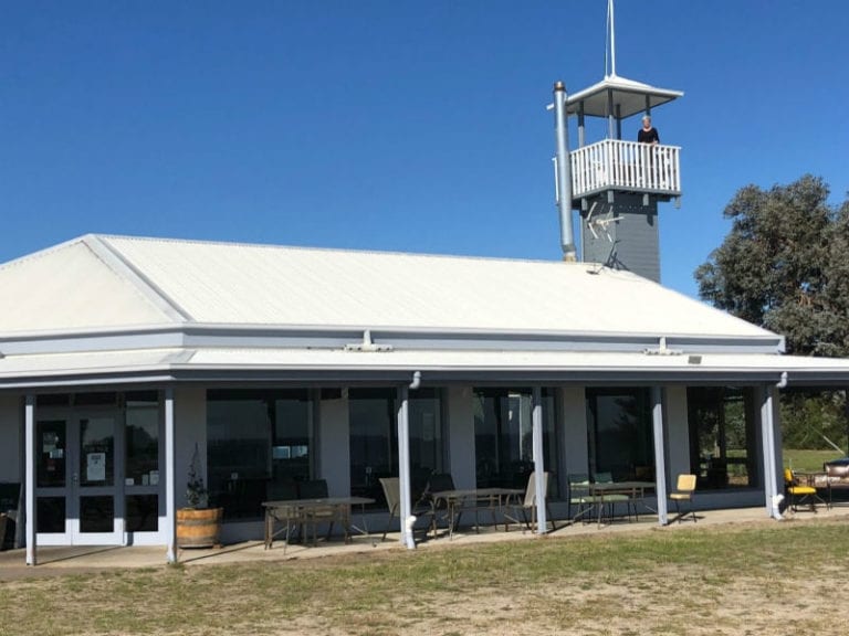 Lakeview Bar Bistro 2 86 768x576