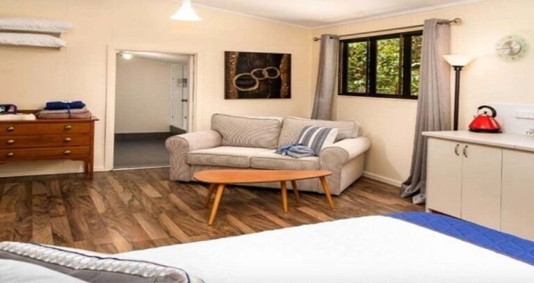 chilverton lorrikeet dog friendly accommodation 2 768x407