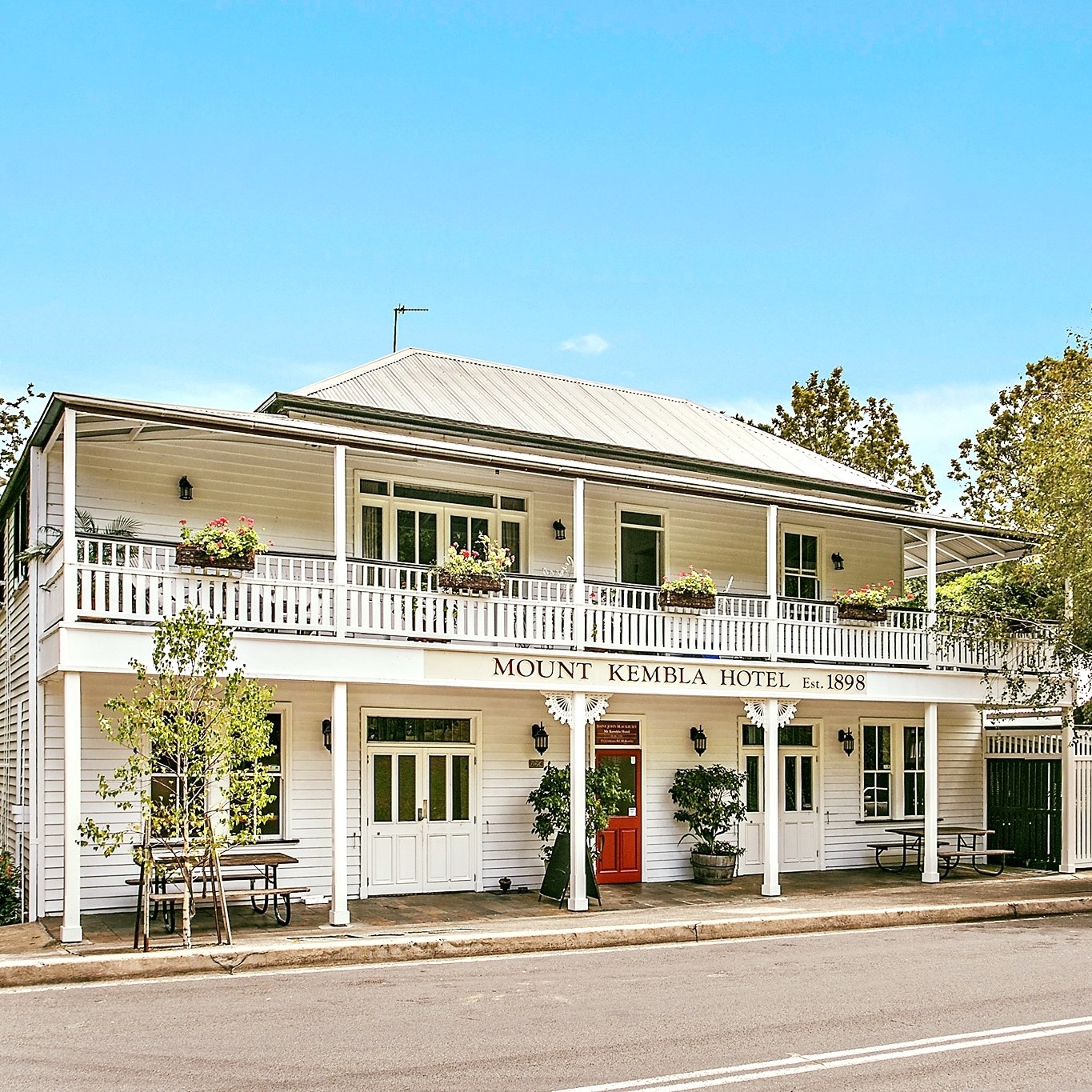 Mount Kembla Village Hotel