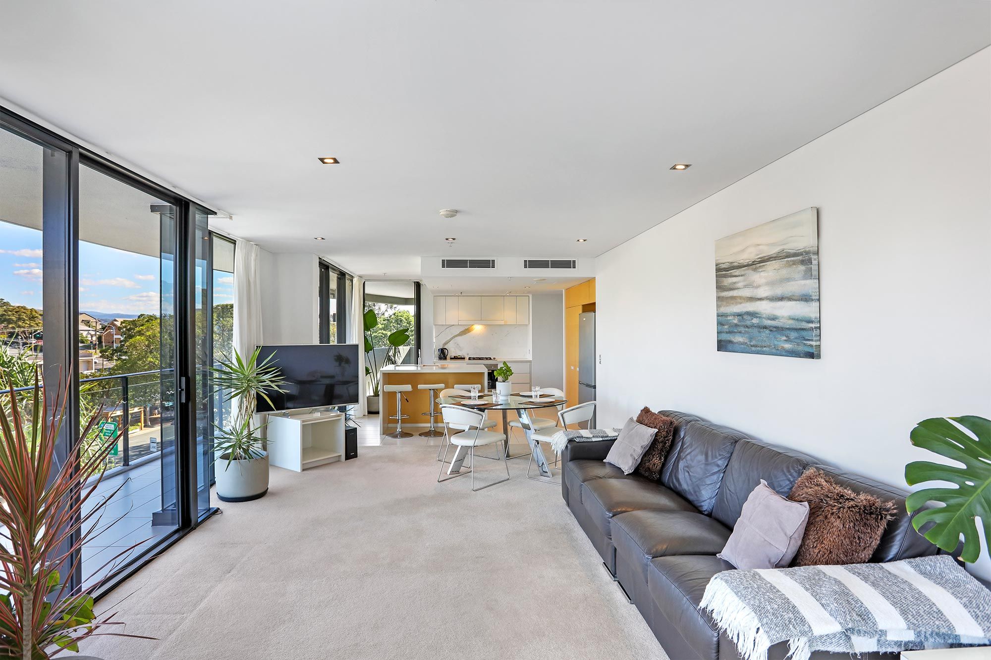 Burleigh Heads Accommodation 1BR Media 2