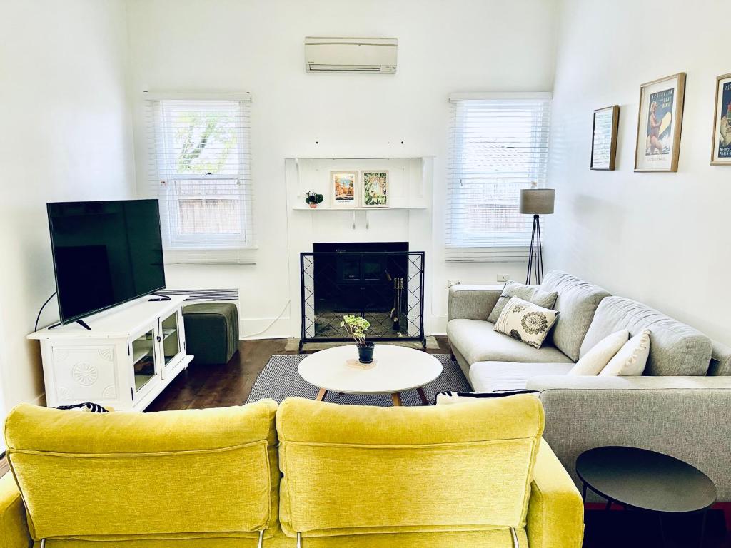 Cottage On A Large Sunny Block 10