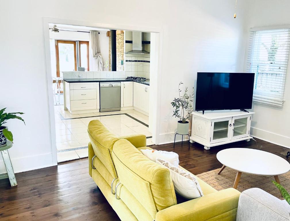 Cottage On A Large Sunny Block 3