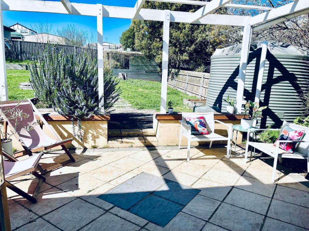 Cottage On A Large Sunny Block 7